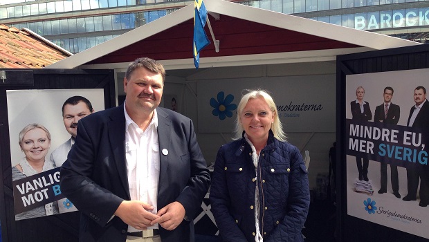 Lundgren och Winberg vid valstugan på Sergels Torg (Foto: SD-Kuriren)